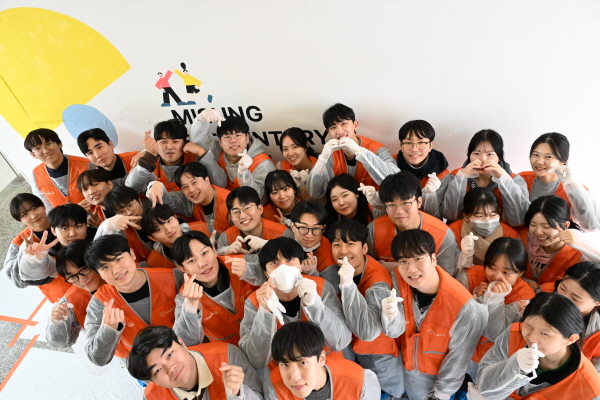 (2025. 02. 06) "밝고 따뜻한 환경서 공부하세요" 코스콤, 신입사원과 '벽화그리기' 사회공헌활동 이동하기